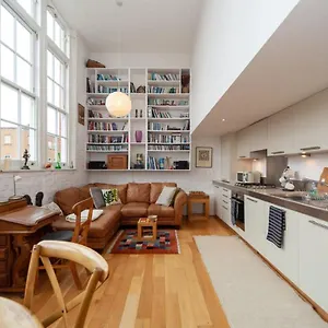 Charming 1 Bedroom In Old School House London
